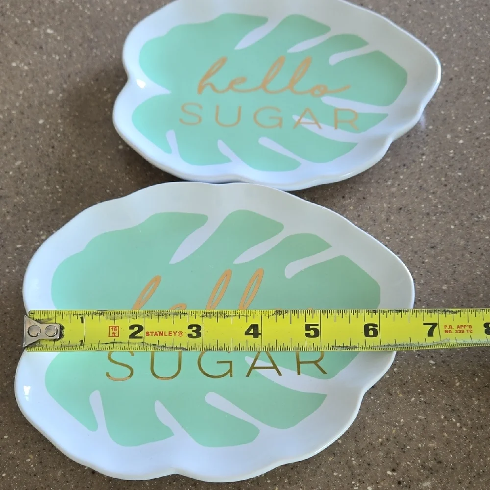 Leaf-Shaped Plates with Mint Green‎ Design